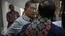 Darmin Nasution  (kiri) dan Pramono Anung berdiskusi jelang pengumuman paket kebijakan ekonomi jilid XI, Jakarta, Selasa (29/3/2016). Salah satu paket kebijakan yaitu pengembangan Industri farmasi dan alat kesehatan (Liputan6.com/Faizal Fanani)