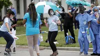 Petugas medis menari sebagai penghargaan atas perawatan untuk pasien COVID-19 di luar New Orleans East Hospital, New Orleans, Amerika Serikat, 15 Mei 2020. Serenade stimulus ini untuk memberikan dukungan moral kepada petugas medis dan pasien COVID-19. (AP Photo/Gerald Herbert)