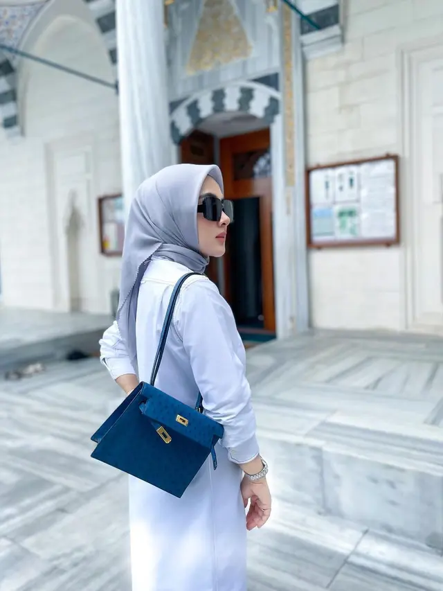 Potret Syahrini di Masjid Camii Tokyo