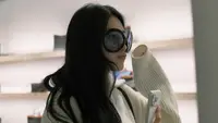 Sederet OOTD Musim Gugur Suzy, Kasual tapi Manis