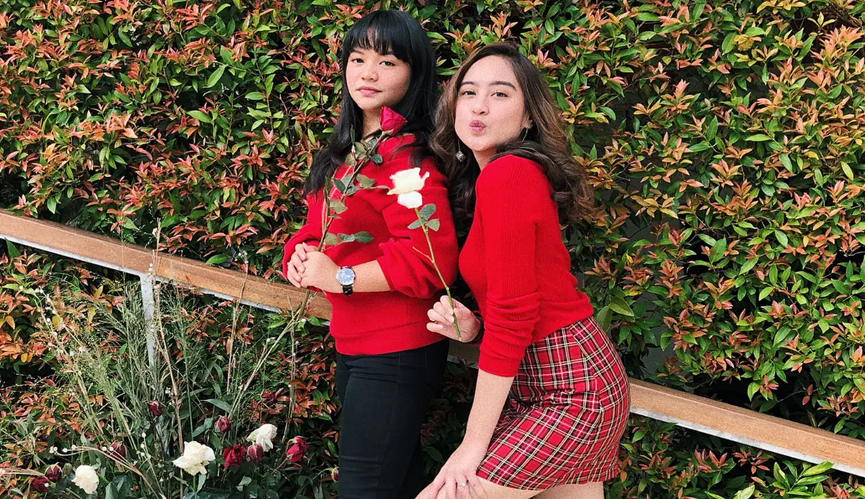 Beranjak dewasa, kini penampilan Amel Carla sudah berubah dari yang dulu. Terlihat dari potret bersama sahabatnya Salshabilla Adriani. Walaupun telah beranjak dewasa tapi Amel masih terlihat imut-imut. (Liputan6.com/IG/@amelcarla)