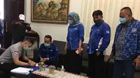 Kader Demokrat Jatim datangi Kanwil Kumham jatim. (Dian Kurniawan/Liputan6.com)