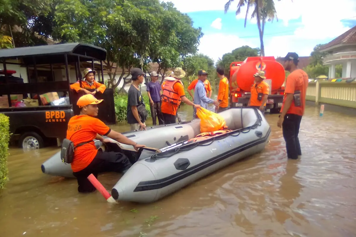Evakuasi warga jember dari banjir akibat hujan (Dian Kurniawan/Liputan6.com)