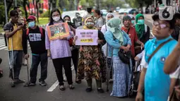 Sejumlah orang yang tergabung dalam Koalisi Organisasi Penyandang Disabilitas DKI Jakarta menggelar aksi di depan Kementerian Dalam Negeri (Kemendagri), Jakarta, Jumat (2/9/2022). Mereka mendesak Kemendagri memperbaiki substansi Raperda DKI Jakarta tentang Disabilitas. (Liputan6.com/Faizal Fanani)