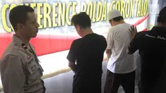 Dua tersangka narkoba dihadirkan saat konferensi pers di Polda Gorontalo, Senin (13/5/2019). Direktorat Reserse Narkoba Polda Gorontalo menetapkan lelaki berinisial WR sebagai tersangka narkoba setelah diringkus saat jelang bulan Ramadhan lalu. (Liputan6.com/Arfandi ibrahim)