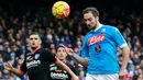 Pemain Napoli, Gonzalo Higuain, saat mencetak gol pertama Napoli ke gawang Empoli pada lanjutan Serie A Italia di Stadion San Paolo, Minggu (31/1/2016) malam WIB. (AFP/Carlo Hermann)