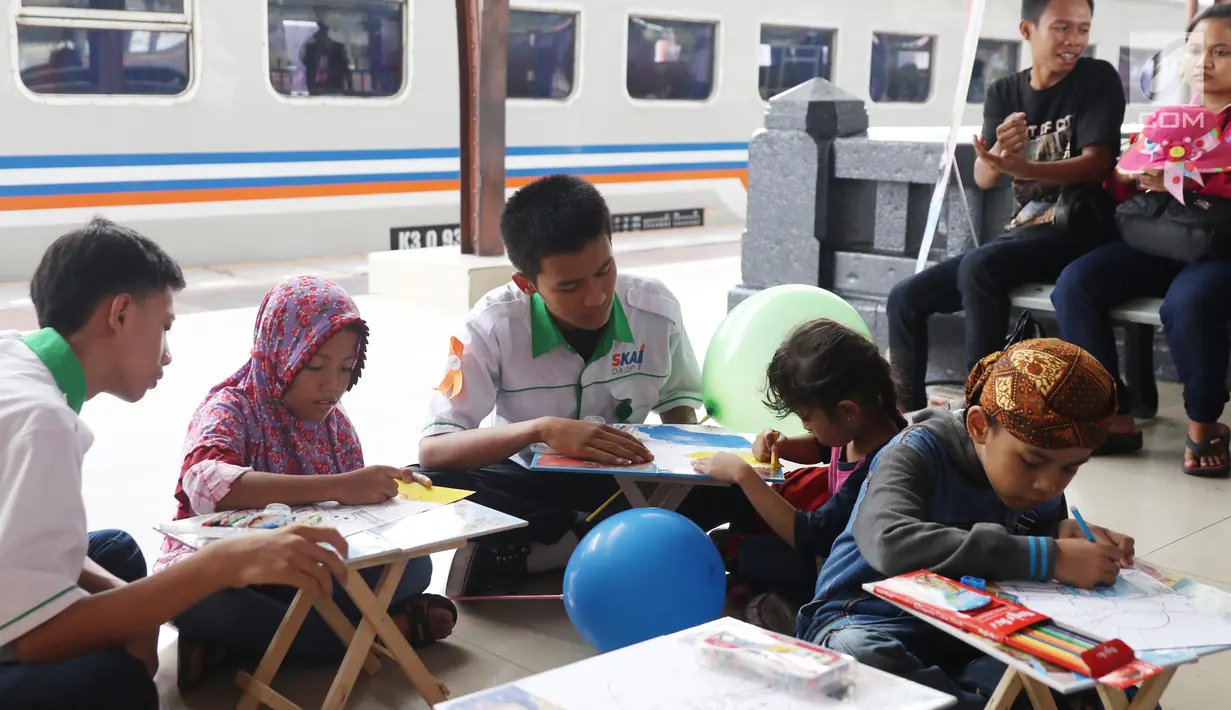 PT KAI menyediakan arena ramah anak untuk para pemudik yang membawa anak-anaknya untuk memanfaatkan waktu dengan melakukan kegiatan mewarnai sambil menunggu kedatangan kereta, Jakarta, Kamis (22/6). (Liputan6.com/Angga Yuniar)