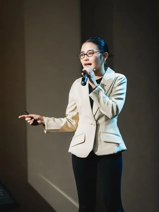 Gaya Mengajar Prilly Latuconsina yang Anggun dan Profesional (Instagram/@prillylatuconsina96)