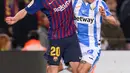 Gelandang Barcelona, Sergi Roberto berebut bola dengan bek Leganes, Jonathan Silva pada pertandingan pekan ke-20 La Liga Spanyol, di Camp Nou, Senin (21/1). Barcelona kian kokoh di puncak klasemen usai menang 3-1 atas Leganes. (Josep LAGO / AFP)
