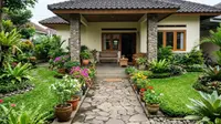 7 Cara Menata Bunga Hias di Teras Rumah Mungil agar Terlihat Rapi