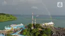 <p>Keindahan pelangi saat menghiasi langit Pelabuhan Merak, Banten, Sabtu (30/4/2022). Kemunculan pelangi tersebut menjadi pemandangan yang indah bagi para pemudik yang ingin menyebrang ke pulau Sumatra. (Liputan6.com/Angga Yuniar)</p>