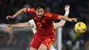 Striker Iran, Sardar Azmoun tercatat hanya semusim berlaga di Serie A pada musim 2023/2024 mempekuat AS Roma dengan status pinjaman dari Bayer Leverkusen. Bersama AS Roma ia total tampil dalam 29 laga di semua kompetisi dengan torehan 3 gol dan 4 assist. Pada awal musim 2024/2025 Bayer Leverkusen melepasnya ke klub Uni Emirat Arab, Shabab Al Ahli. (AFP/Tiziana Fabi)