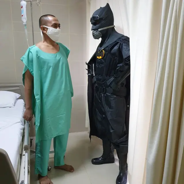 5 Potret Nyeleneh Orang Pakai Kostum Batman Ini Bikin Geleng Kepala