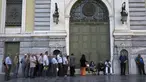 Sejumlah Orang mengantri di pintu masuk Bank Nasional untuk mendapatkan uangnya di Athena, Yunani (20/7/2015). Bank-bank di Yunani kembali dibuka pada Senin (20/7/2015), usai tiga minggu ditutup terkait masalah utang negara. (REUTERS / Ronen Zvulun)