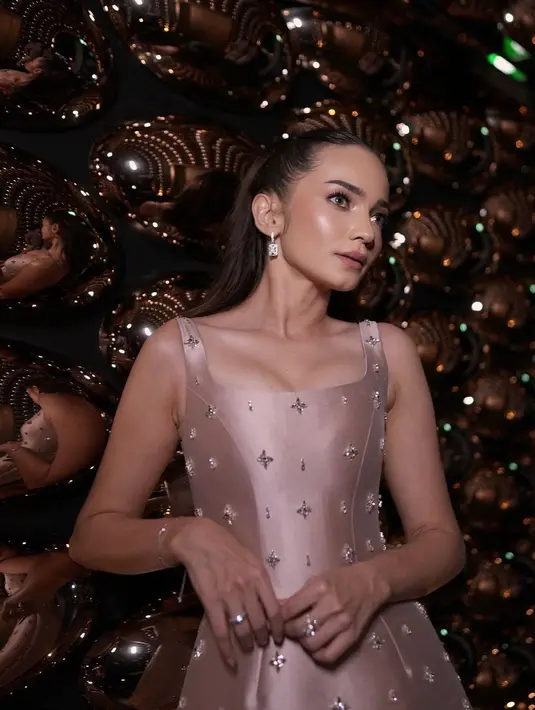 Gaun midi ini memiliki struktur yang tegas dengan H-Line dan aksen sematan bintang di seluruh gaun [@enzystoria]