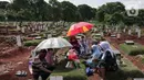 Keluarga berdoa di TPU Pondok Rangon, Jakarta, Rabu (17/6/2020).  Menurut pengakukan penjaga kubur masih banyak jenazah yang diantar ke pondok rangon ini minimal lima jenazah setiap harinya. (Liputan6.com/Johan Tallo)