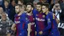 Para pemain Barcelona merayakan gol yang dicetak oleh Luis Suarez ke gawang AS Roma pada laga leg pertama perempat final Liga Champions di Stadion Camp Nou, Rabu (4/4/2018). Barcelona menang 4-1 atas AS Roma. (AFP/Manu Fernandez)