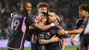 Pemain Inter Miami, Lionel Messi (tengah kiri) dan Jordi Alba (tengah kanan) merayakan gol penyeimbang 1-1 ke gawang LA Galaxy pada laga Major League Soccer 2024 di Dignity Health Sports Park, California, Amerika Serikat, Senin (26/02/2024) WIB. (AFP/Patrick T. Fallon)