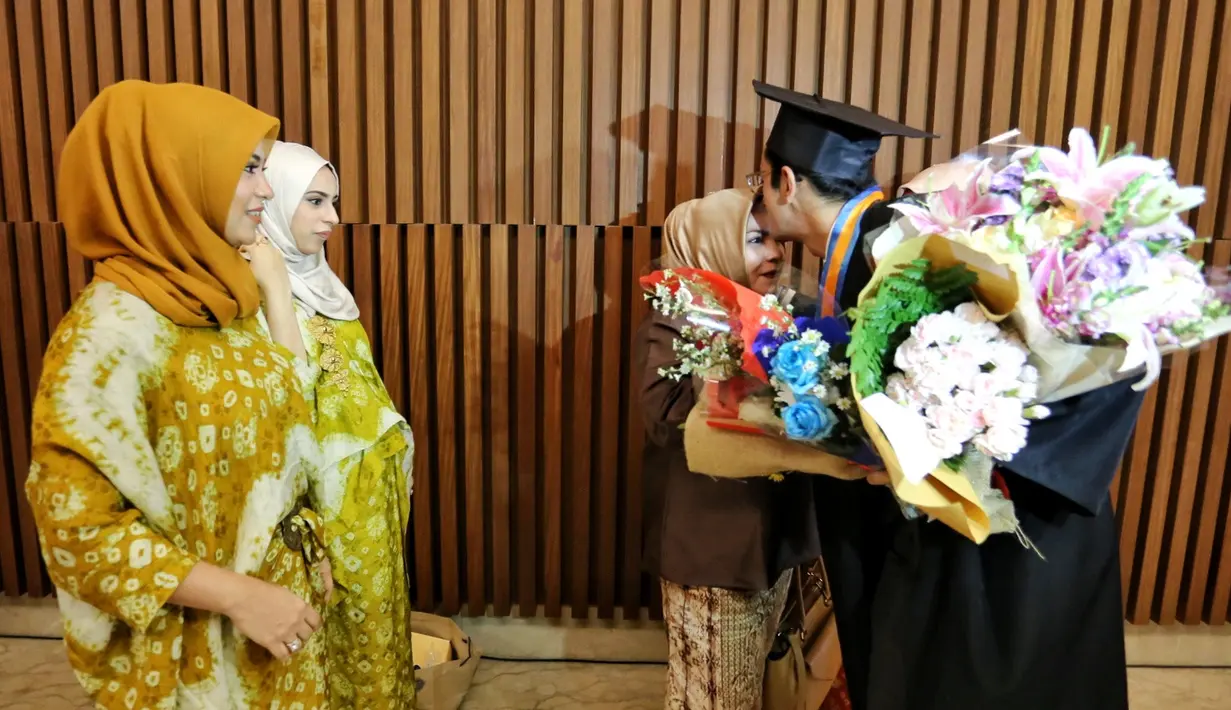 Meski sibuk menjalani syuting, Omar Daniel tetap menyelesaikan kuliahnya di salah satu perguruan tinggi swasta di Jakarta. Prestasi didapat Omar dengan nilai Indeks Prestasi Kumulatif (IPK) 3,7. (Adrian Putra/Bintang.com)