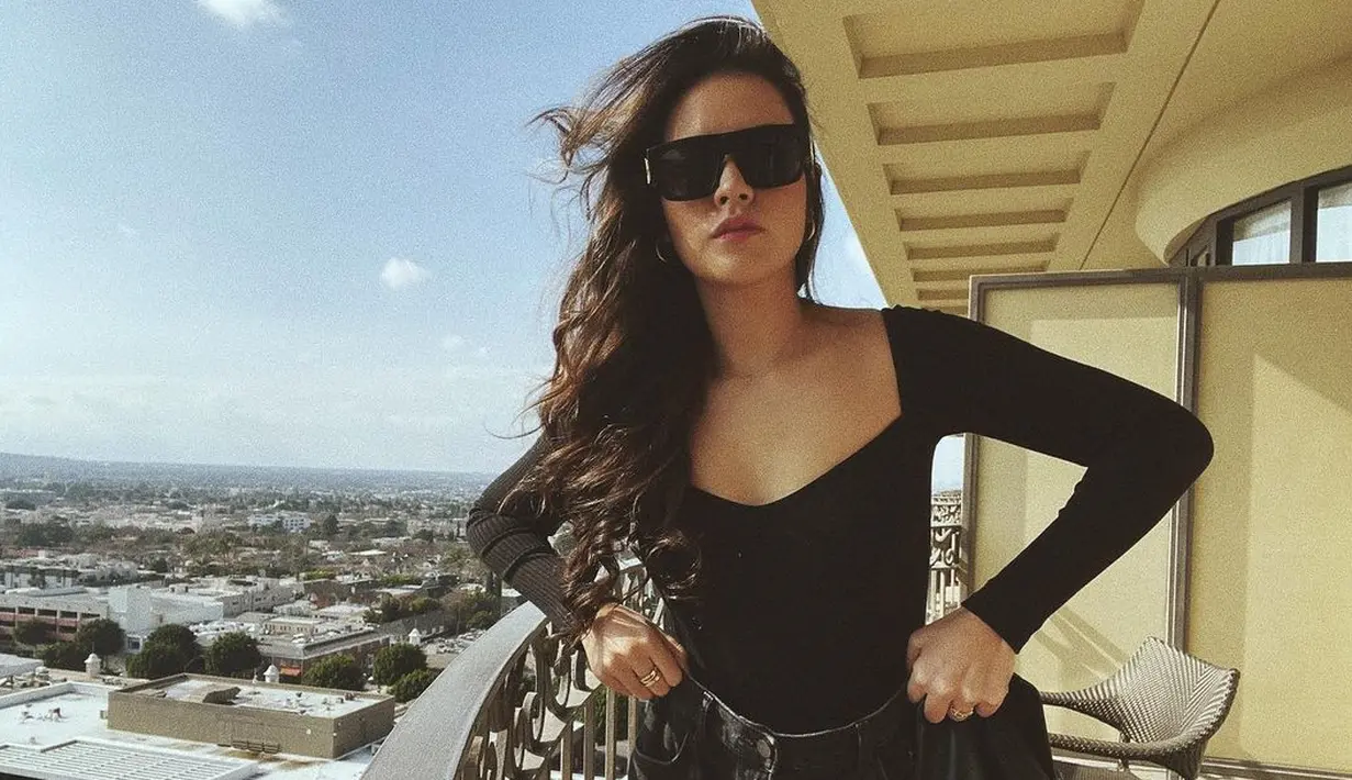 Dalam foto terbaru yang diunggahnya, Raisa terlihat kembali mengenakan high-waisted jeans hitamnya, yang kali ini dipadu dengan innerwear lengan panjang yang juga berwarna hitam. Ia berfoto mengenakan sunglasses hitam, menenteng jaket kulit hitamnya. Foto: Instagram.