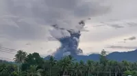 Gunung Dukono di Halmahera Barat, Maluku Utara, erupsi dahsyat lagi pada Rabu sore, (4/12/2024), pukul 17.14 WIT. (Liputan6.com/ Dok PVMBG)
