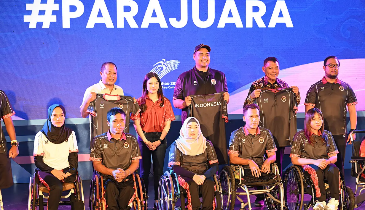 Menpora RI Dito Ariotedjo, CdM Kotingen Indonesia dan perwakilan atlet berfoto bersama saat peluncuran jersey tim Indonesia untuk Asian Para Games Hangzhou 2022 di Pendhapi Balaikota Surakarta, Jawa Tengah, Jumat (13/10/2023). (NPC Indonesia/Agung Wahyudi)