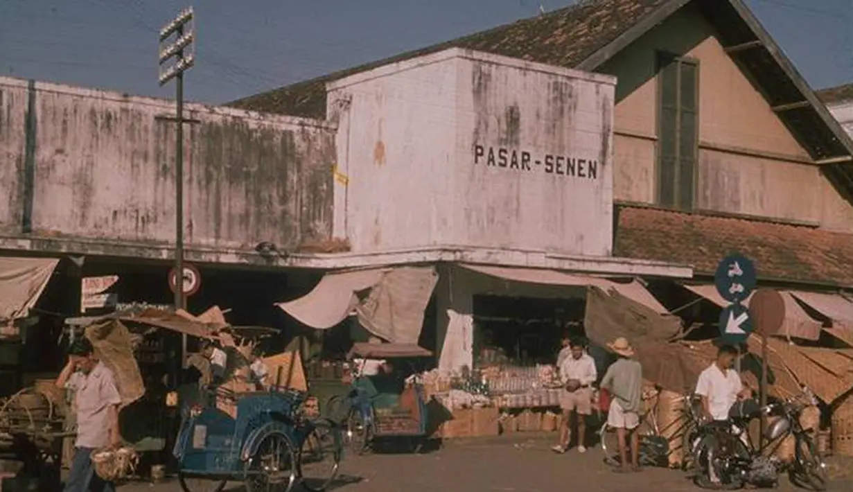 Pasar Snees atau yang sekarang lebih dikenal dengan nama Pasar Senen merupakan pasar tertua yang ada di Jakarta yang dibangun sejak tahu 1735. (travel.ayuwelirang)