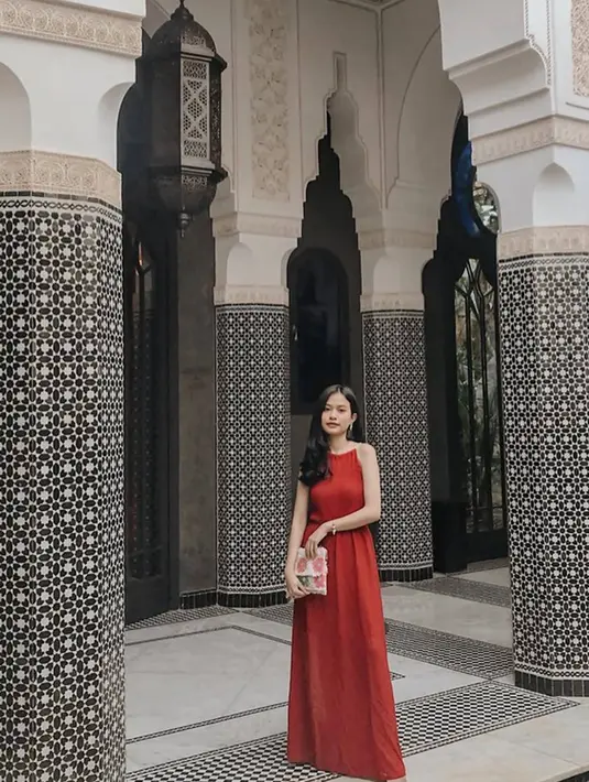Pada beberapa kesempatan, Hanggini pun terlihat begitu dewasa saat memakai dress dengan model seperti di atas. Kalau biasanya selalu terkesan seperti ABG, dalam balutan busana dress merah ini ia terlihat begitu dewasa. (Liputan6.com/IG/@hanggini)
