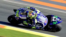 Valentino Rossi terpuruk dan hanya menempati urutan ke-8 pada sesi latihan bebas kedua MotoGP Valencia di Sirkuit Ricardo Tormo, Valencia, Jumat (11/11/2016). (AFP/Jose Jordan)