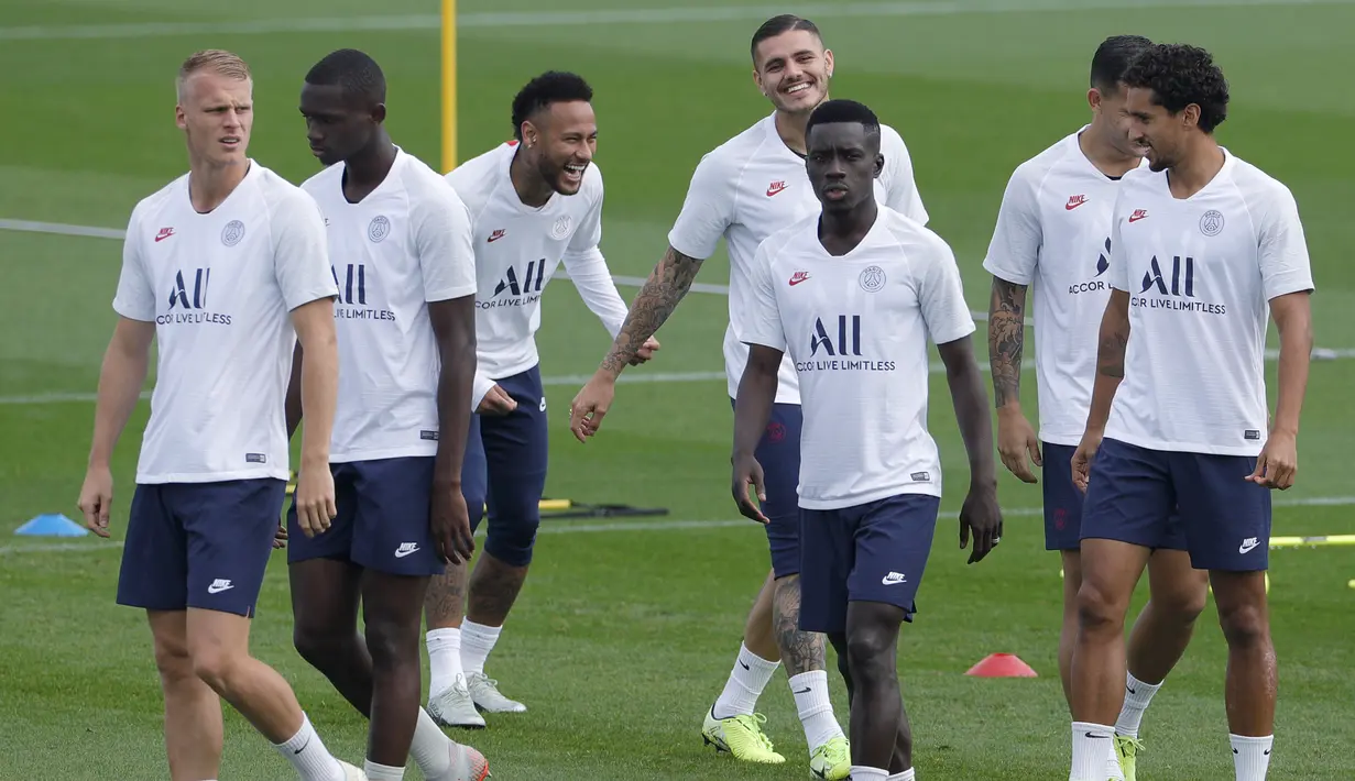 Pemain Paris Saint Germain Neymar (tiga kiri) bercanda dengan rekan-rekannya saat sesi latihan di Camp des Loges, Saint-Germain-en-Laye, Prancis, Selasa (17/9/2019). PSG akan menjamu Real Madrid pada matchday 1 Grup A Liga Champions. (GEOFFROY VAN DER HASSELT/AFP)