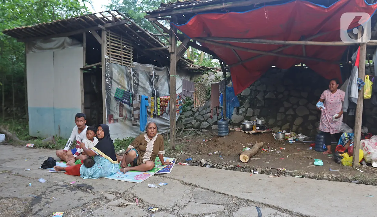 Warga mengungsi di tenda yang didirikannya di jalan Desa Sumber Urip Pebayuran, Senin (22/2/2021). Sudah tiga hari warga bertahan di tenda pengungsian dikarenakan banjir luapan sungai Citarum yang merendam permukiman warga kampung Babakan Banten Pebayuran. (Liputan6.com/Herman Zakharia)