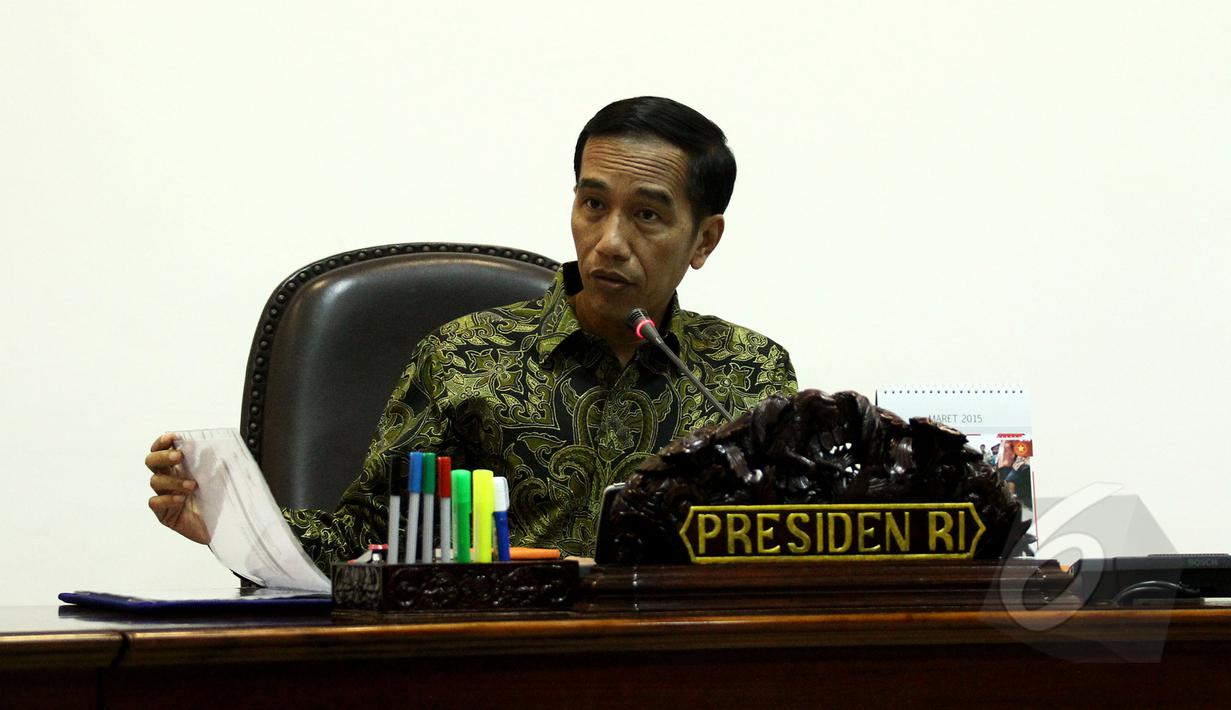Presiden Joko Widodo menggelar rapat terbatas di Kantor Presiden, Komplek Istana Kepresidenan, Jakarta, Senin (16/3/2015). Rapat membahas tentang paket kebijakan ekonomi pemerintah. (Liputan6.com/Faizal Fanani)