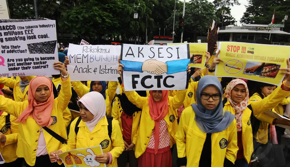 Dalam aksi di Bundaran HI Jakarta, massa membawa spanduk berisi tuntutan mereka, Minggu (30/11/2014). (Liputan6.com/Faizal Fanani)