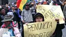 Seorang demonstran memegang papan bertuliskan (Resing Rodrigo) selama unjuk rasa menentang Presiden Rodrigo Paz di La Paz, Bolivia, pada 25 Mei 2026. (MARVIN RECINOS/AFP)