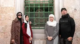 Sosok Mulan yang saat ini sudah tidak lagi muda, menuai banyak pujian. Di usianya yang sudah kepala empat ini ia dipuji banyak penggemarnya yang tampil semakin menawan. (Liputan6.com/IG/mulanjameela1)