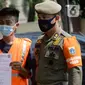 Petugas Satpol PP memberikan sanksi sosial kepada warga pelanggar karena tidak menggunakan masker saat melintas di Lebak Bulus, Jakarta, senin (14/9/2020). Pemerintah Provinsi DKI Jakarta memperketat kembali PSBB karena kasus Covid-19 terus mengalami peningkatan. (merdeka.com/Dwi Narwoko)