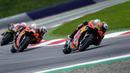 Disaat pembalap lain memasuki pit stop untuk mengganti motor, Brad Binder mengambil resiko untuk tetap menggunakan motor dengan ban kering di situasi hujan. Keputusan yang sangat gambling itu terbayarkan dengan lunas. (Foto: AP/Steve Wobser)