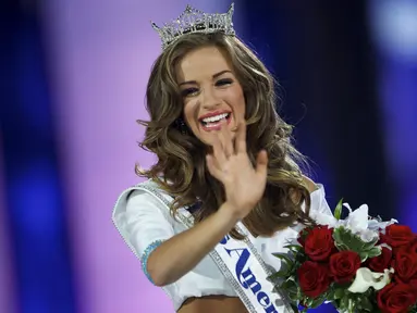 Miss Georgia, Betty Cantrell dinobatkan sebagai Miss America 2016 dalam ajang kecantikan yang digelar di Atlantic City, New Jersey, Minggu (13/9/2015). (REUTERS/Mark Makela)