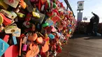 Sepasang pengunjung berswafoto dekat pagar yang dipenuhi gembok cinta di Namsan Seoul Tower, Korea Selatan, Selasa (29/1). Mitosnya, pasangan yang mengaitkan gembok cinta dan membuang kuncinya ke bawah akan menjadi pasangan abadi. (AP/Ahn Young-joon)