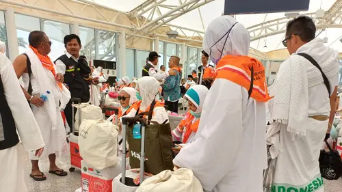 Kedatangan kloter perdana jemaah haji kuota tambahan di Bandara Madinah. Mereka akan diinapkan semalam di Madinah sebelum diberangkatkan lagi ke Makkah untuk ibadah umrah dan haji. (FOTO: MCH PPIH ARAB SAUDI 2023)