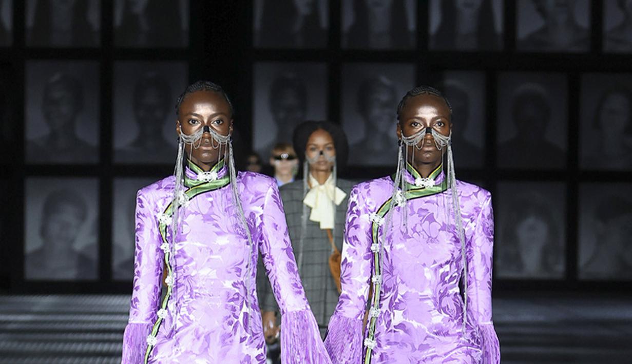 <p>Alessandro Michele dari Gucci meminta 68 pasang kembar indentik untuk show Spring/Summer 2023 di Milan Fashion Week bertajuk Gucci Twinsburg (Foto: Instagram @gucci)</p>