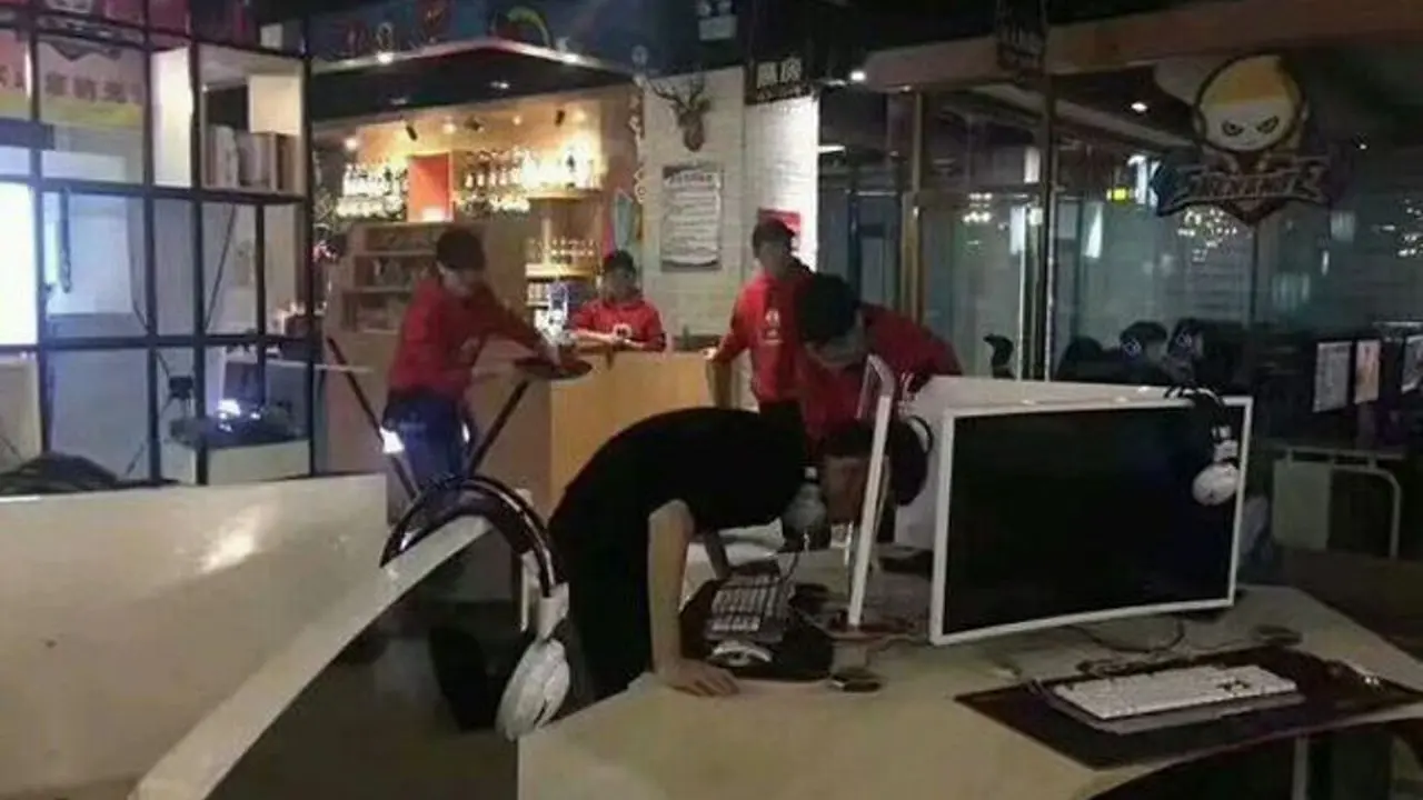 Kesal Timnya Kalah, Gamer Ini Benturkan Kepalanya ke Komputer