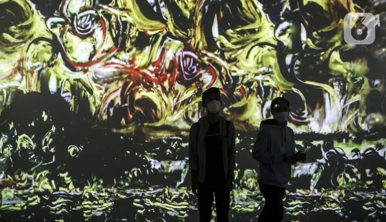 Pengunjung melihat karya proyeksi video mapping di pameran imersif Affandi: Alam, Ruang, Manusia di Galeri Nasional Indonesia, Jakarta, Rabu (28/10/2020). Pengunjung yang melihat pameran harus melakukan protokol kesehatan dan dibatasi hanya 20 penonton per sesi kunjungan. (Liputan6.com/Johan Tallo)