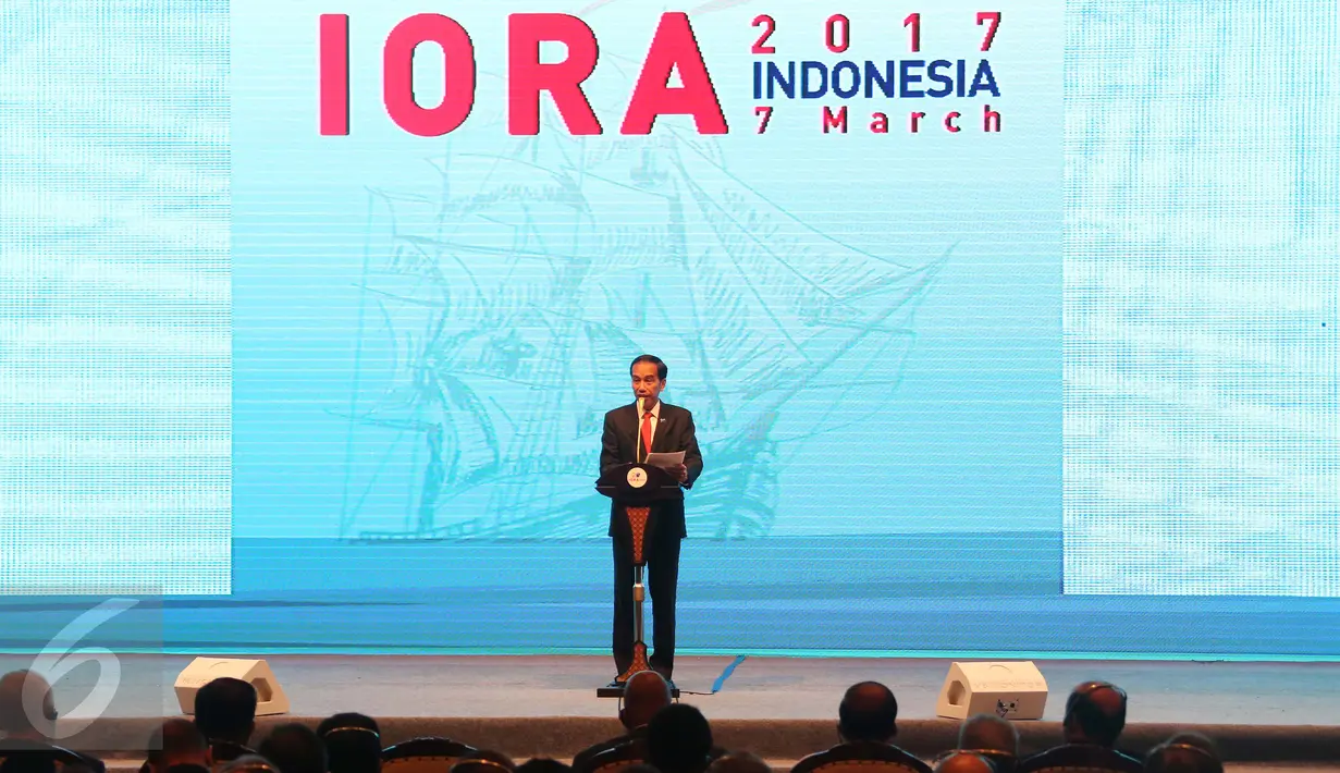 Presiden Joko Widodo (Jokowi) memberikan sambutan pada pembukaan KTT IORA 2017 di Jakarta Convention Centre, Selasa (7/3). Dalam pertemuan yang melibatkan 21 negara ini, Jokowi mengangkat isu lingkungan ketika membuka IORA. (Liputan6.com/Angga Yuniar)