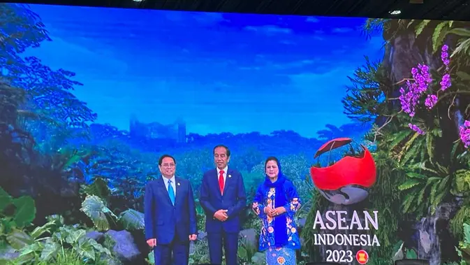 <p>Presiden Jokowi dan Ibu Iriana menyambut Ketua Delegasi Thailand Sarun Charoensuwan sebelum KTT ke-43 ASEAN dimulai di Plenary Hall, JCC, Jakarta, Selasa (5/9/2023). (Liputan6/Benedikta Miranti)</p>