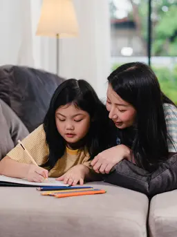 Seorang anak perempuan sedang belajar dengan ibunya (Foto Dok: Freepik/tirachardz).