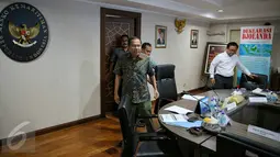 Menteri Koordinator Bidang Maritim Rizal Ramli (depan kiri) saat tiba untuk mengikuti rapat koordinasi di Gedung BPPT, Jakarta, Kamis (21/1/2016). Rapat koordinasi tersebut membahas pangan dan kemiskinan. (Liputan6.com/Faizal Fanani)