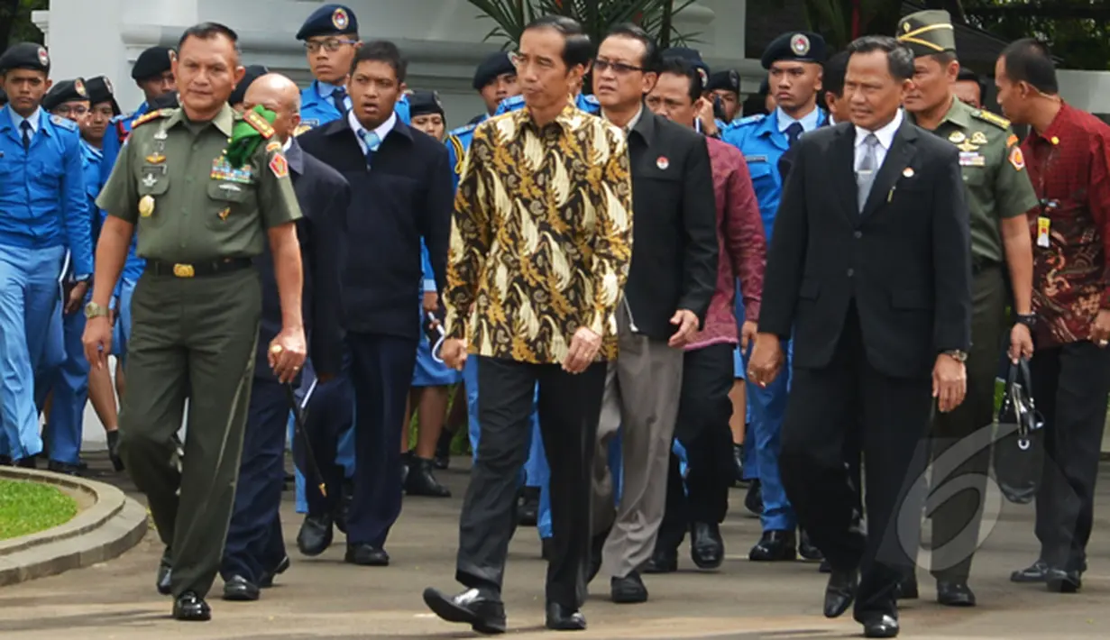 Presiden Joko Widodo menuju pelataran Istana Merdeka untuk melakukan foto bersama dengan para siswa dari SMA Taruna Nusantara, Jakarta, Senin (2/3/2015). (Liputan6.com/Faizal Fanani)