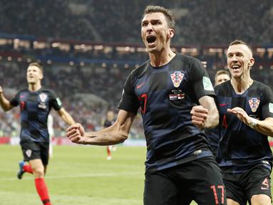 Striker Kroasia, Mario Mandzukic, melakukan selebrasi usai mencetak gol ke gawang Inggris pada laga semifinal Piala Dunia di Stadion Luzhniki, Rabu (11/7/2018). Kroasia menang 2-1 atas Inggris. (AP/Frank Augstein)