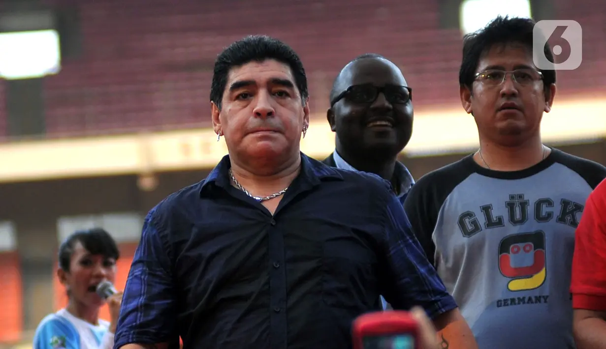 Legenda sepak bola Argentina Diego Maradona saat datang untuk menyapa penggemarnya di Stadion Gelora Bung Karno (GBK), Senayan, Jakarta, Sabtu (29/6/2013). Diego Maradona dikabarkan menutup mata di Tigre, sebuah kawasan di Buenos Aires, ibu kota Argentina. (Liputan6.com/Helmi Fithriansyah)